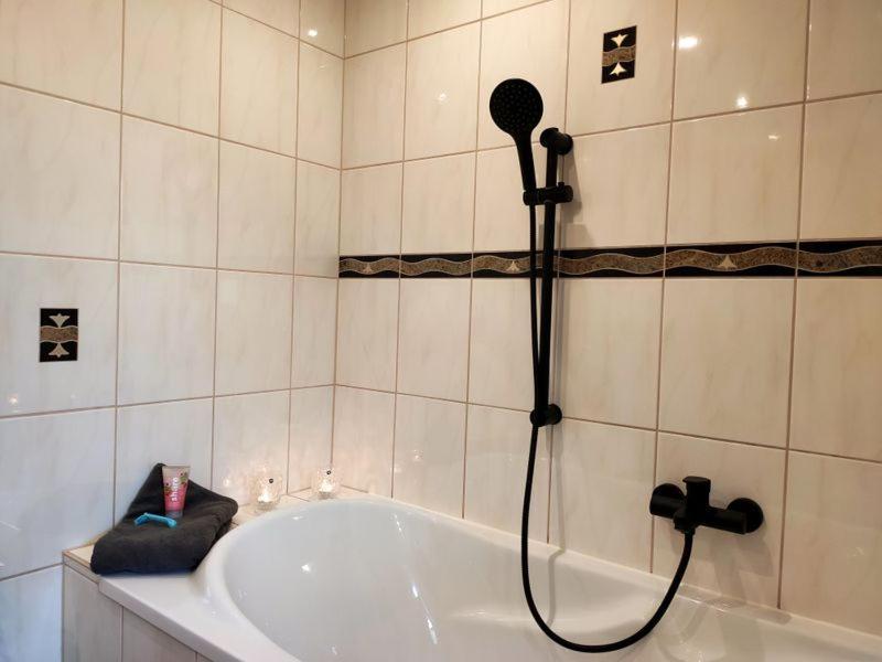 Ferienhaus Blaue Blume Mit 11 Kw Ladestation, Kamin, Terrasse, Eingezaeuntem Garten, Sauna, Wlan, Netflix, 2 Hunde Willkommen! Güntersberge Exterior foto